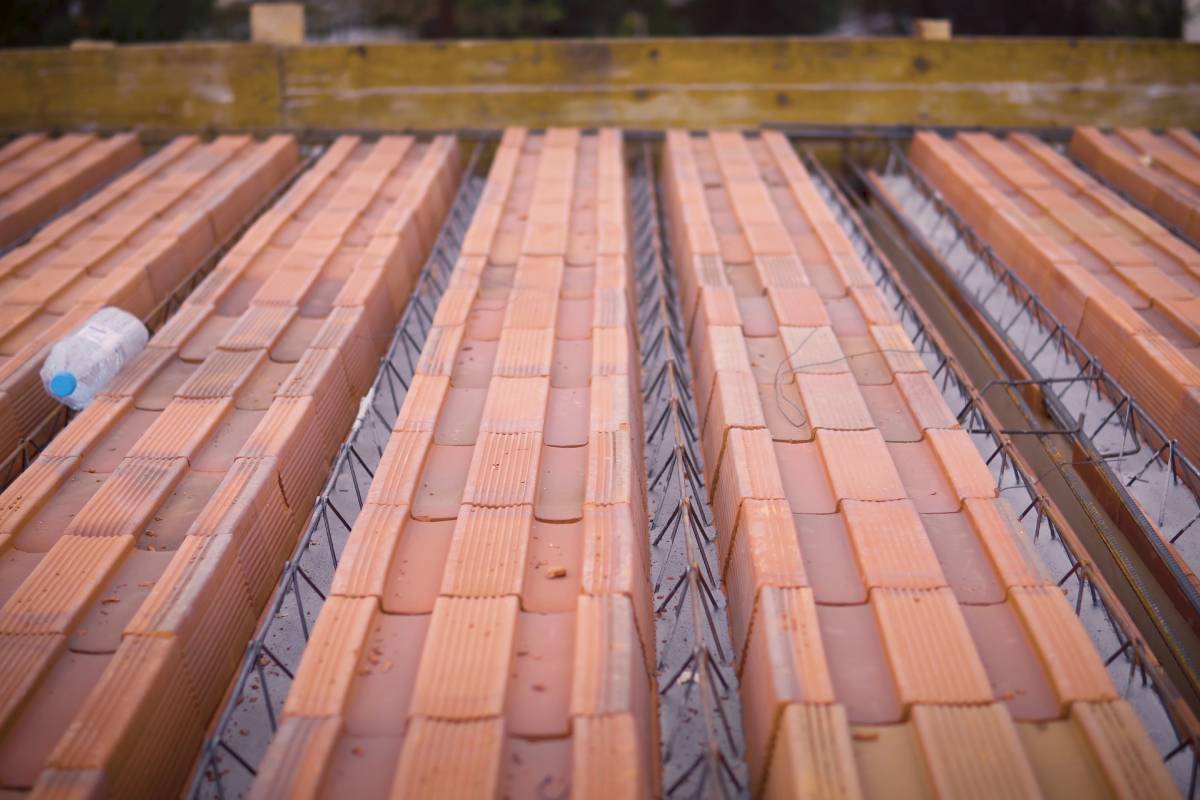 Stropy w domu jednorodzinnym – rodzaje i koszty